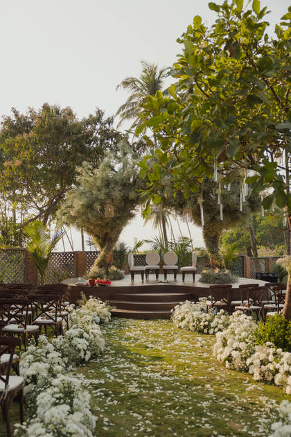 Stage and Aisle / Walkway — Wedding decor — Casa Waters